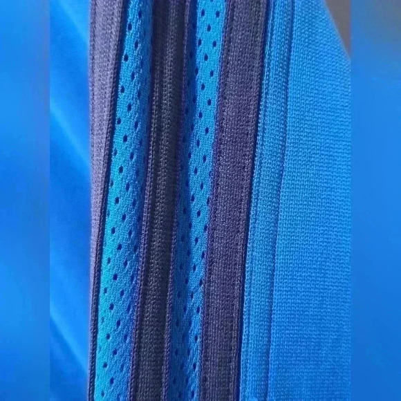 Adidas Long sleeve Tee Medium - Picture 9 of 9